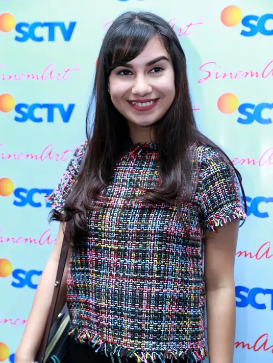 Remaja kelahiran Cirebon, 22 tahun silam itu mengaku bahwa sudah beberapa tahun ini tidak merayakan hari valentine. Tahun ini, ia menjalani syuting sinetron terbarunya, Orang-Orang Kampung Duku. (Adrian Putra/Bintang.com)