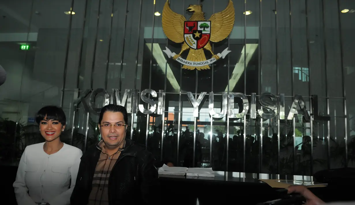 Rabu (12/03/14) Julia Perez mendatangi Gedung Komisi Yudisial (KY), Jakarta untuk menjalani pemeriksaan (Liputan6.com/Herman Zakharia)