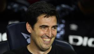 Pelatih muda Rayo Vallecano, Andoni Iraola yang punya peran penting terhadap moncernya penampilan Rayo di La Liga 2022/2023. (AFP/Pau Barrena)