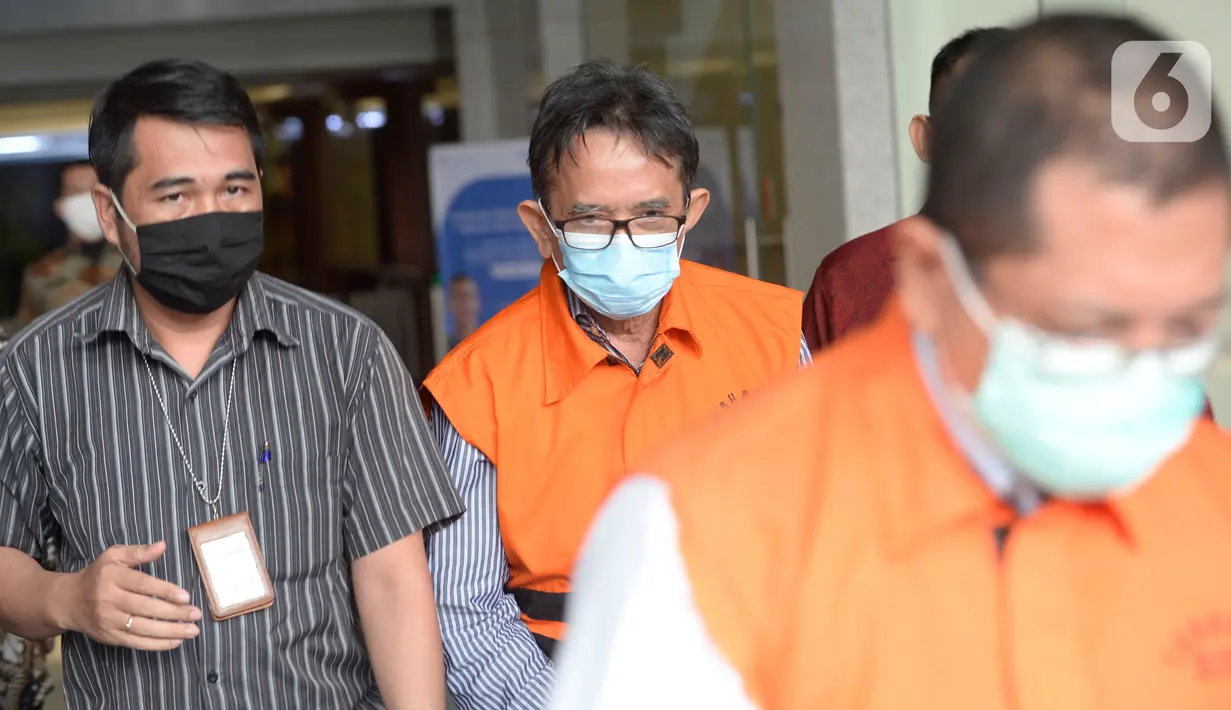 Mantan Direktur Utama PT Dirgantara Indonesia (PTDI) Budi Santoso berjalan keluar usai ditetapkan sebagai tersangka di Gedung KPK, Jakarta, Jumat (12/6/2020). KPK menahan Budi Santoso dalam kasus dugaan korupsi kegiatan penjualan dan pemasaran pesawat PTDI tahun 2007-2017. (merdeka.com/Imam Buhori)