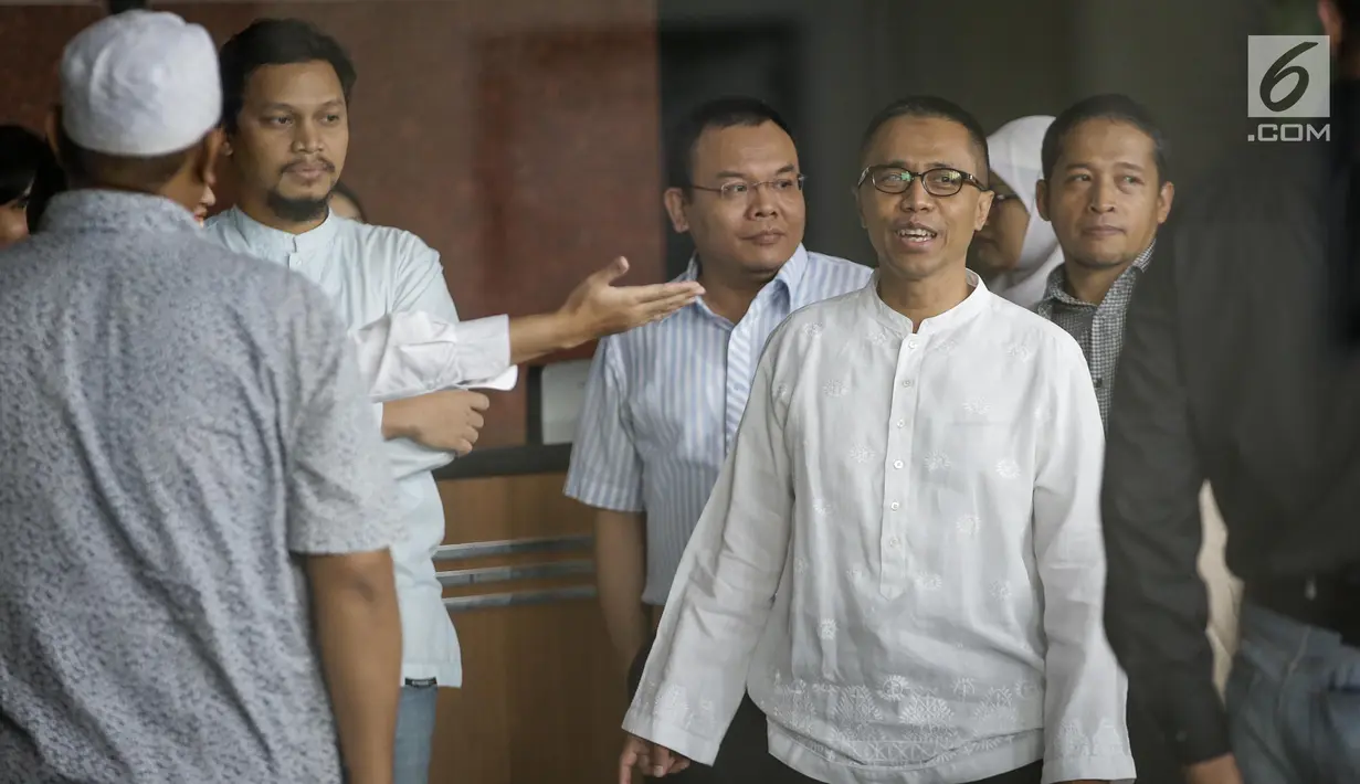 Politisi PAN, Hanafi Rais, Drajad Wibowo dan Saleh Partaunan Daulay mendatangi KPK, Senin (6/5). Amien Rais mengutus politisi PAN untuk menjelaskan uang Rp600 juta di kasus korupsi pengadaan alkes yang menjerat Siti Fadilah. (Liputan6.com/Faizal Fanani)