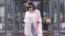 Gaya penampilan Kiki Amalia pun bisa dijadikan inspirasi. Kemeja oversize berwarna pink yang dipadukan celana jeans ini terlihat simpel namun stylish. (Liputan6.com/IG/@kikiamaliaworld)