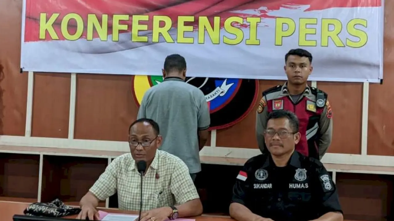 Kasat Reskrim Polres Ngada, AKP. I Ketut Setiyasa saat memberikan keterangan pers terkait penangkapan buron pencabulan (Liputan6.com/Ola Keda)