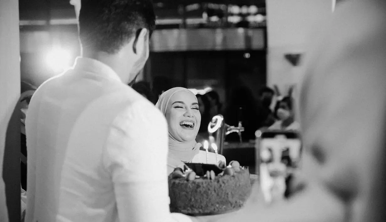 <p>Irish pun berbagi kebahagiaan dalam sebuah perayaan yang digelar di restoran Mare Nostrum di kawasan Jakarta Pusat. (Instagram @_irishbella_)</p>