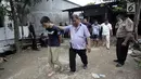 Polisi mengawal tersangka usai menggerebek peredaran narkoba di kawasan Kampung Ambon, Cengkareng, Jakarta Barat, Rabu (24/1). Polisi masih terus melakukan pengembangan kasus dan mengejar buron. (Liputan6.com/Arya Manggala)