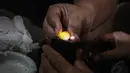 Batu akik milik Walikota Lubuklinggau ketika diberikan cahaya langsung bersinar terang, Sumatera Selatan, (10/10/14). (Liputan6.com/Faizal Fanani) 