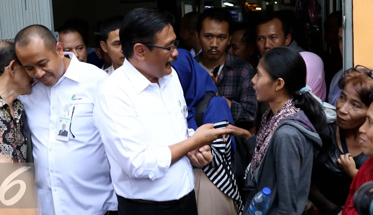 Wagub DKI Jakarta Djarot Saiful Hidayat saat meninjau tempat penampungan sementara pedagang Pasar Rumput, Manggarai, Jakarta, Rabu (19/10). Djarot mendapat keluhan dari pedagang karena suasana pasar yang panas. (Liputan6.com/Gempur M Surya)
