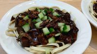 Jajangmyeon dengan topping olahan serangga, kuliner kreasi chef Joseph Yoon asal New York, Amerika Serikat. (dok. Instagram @brooklynbugs/https://www.instagram.com/p/CVN0tmLAfe5/)