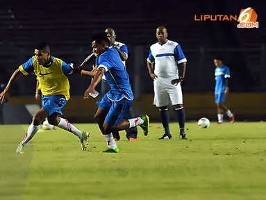 Vendry Mofu (rompi kuning) berebut bola dengan rekan setimnya dalam latihan perdana Indonesia Dream Team pada Kamis 11 Juli 2013. (Liputan6.com/Helmi Fithriansyah)