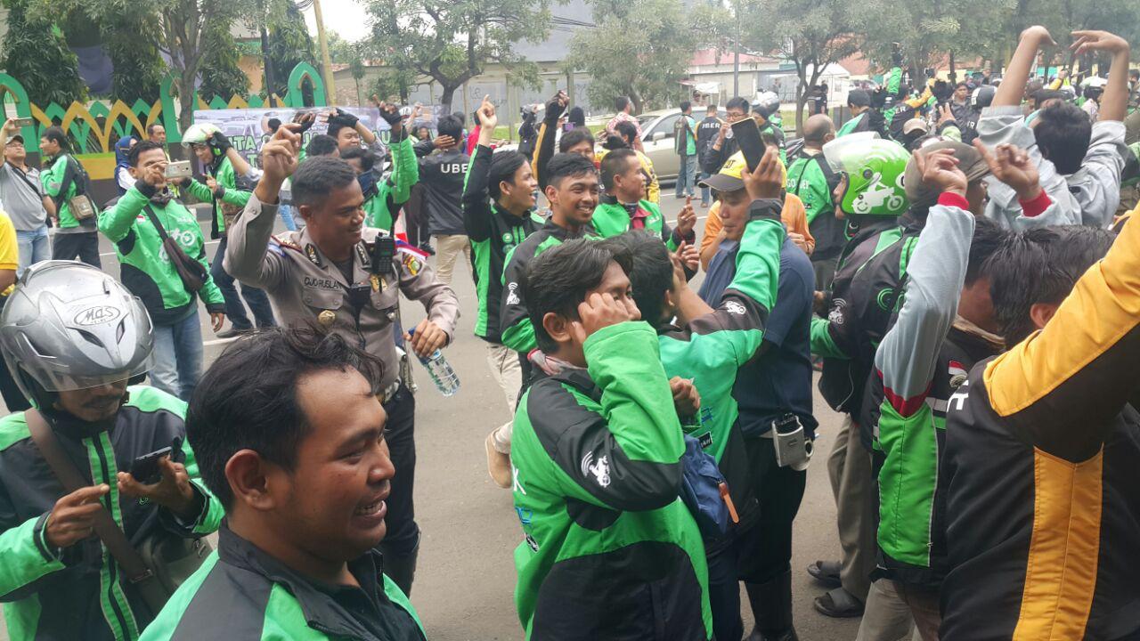 Angkot Vs Ojek Online