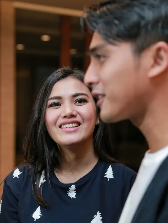 Ricky Harun yang menikahi Herfiza pada 2013 silam, selalu mengagendakan keliling ke seluruh keluarganya untuk bersilaturahmi saat Hari Rayanya umat Islam tersebut. (Adrian Putra/Bintang.com)