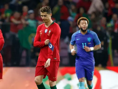 Raut wajah pemain Portugal, Cristiano Ronaldo (tengah) setelah Belanda berhasil mencetak gol ketiga mereka pada laga persahabatan di Stadion Stade de Geneve, Jenewa, Swiss, Senin (26/3). Belanda bantai Portugal 3-0. (Salvatore Di Nolfi/Keystone via AP)