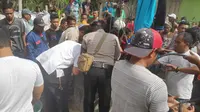 Warga Kecamatan Paguyaman, Kabupaten Boalemo, Gorontalo, mengerumuni sumur tempat kejadian perkara. (Liputan6.com/ Arfandi Ibrahim)