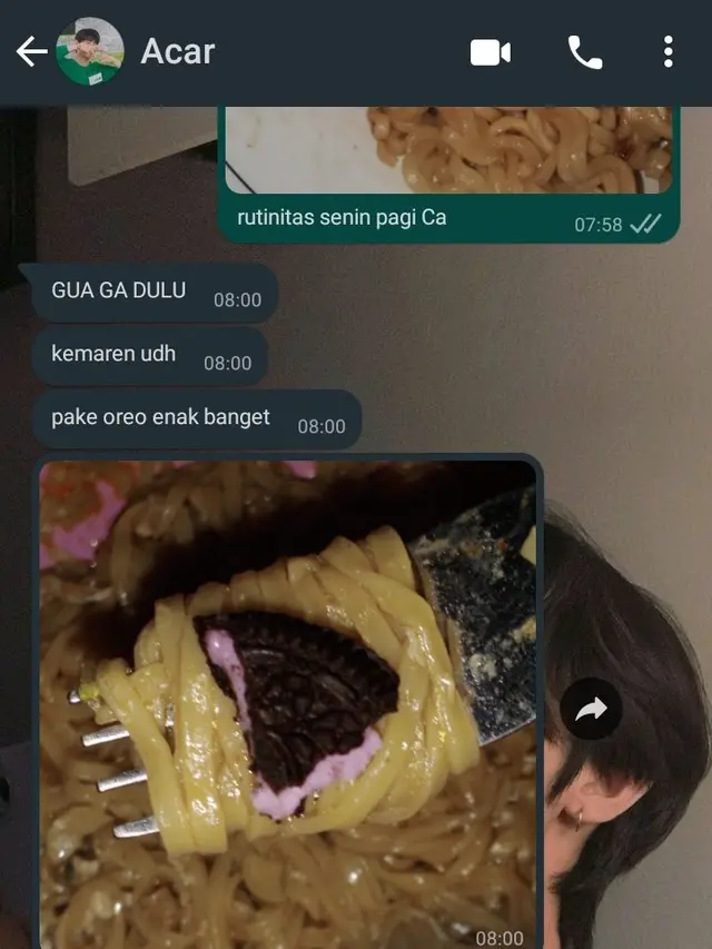 6 Pendamping Makanan Pakai Biskuit Ini Nyeleneh, Bikin Geleng Kepala
