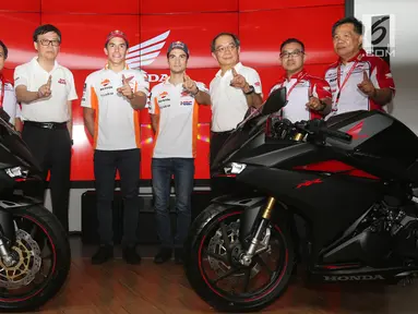 Pembalap MotoGP Marc Marquez (ketiga kiri) dan Dani Pedrosa (tengah) berfoto bersama jajaran direksi AHM dalam acara kampanye keselamatan berkendara di BSD, Tangerang Selatan (10/17).(Liputan6.com/Pool/Bon)