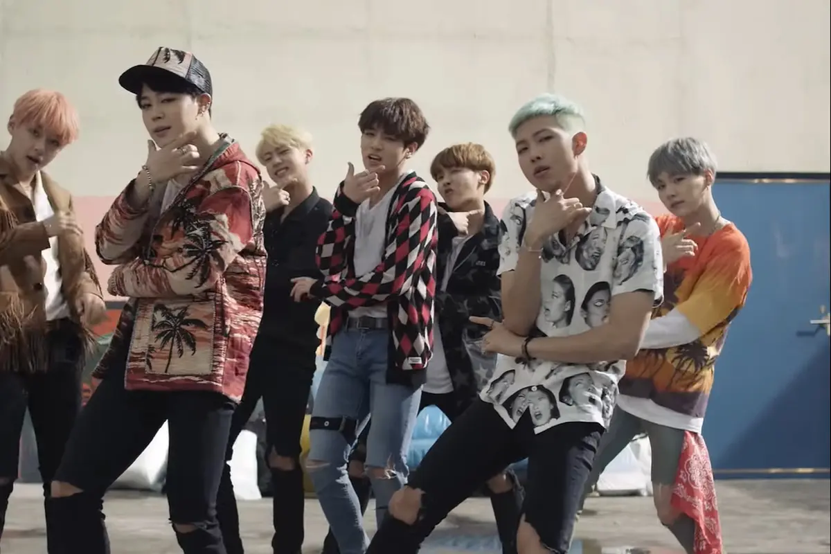 BTS di music video Fire.