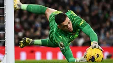 Manchester City berpotensi kehilangan Ederson. Ederson kabarnya bersedia untuk angkat kaki dari Etihad Stadium pada musim panas ini dan membuka diri untuk mencoba kompetisi di Timur Tengah. Andai Ederson hijrah, The Citizens tentu perlu mencari penggantinya. (Paul ELLIS / AFP)