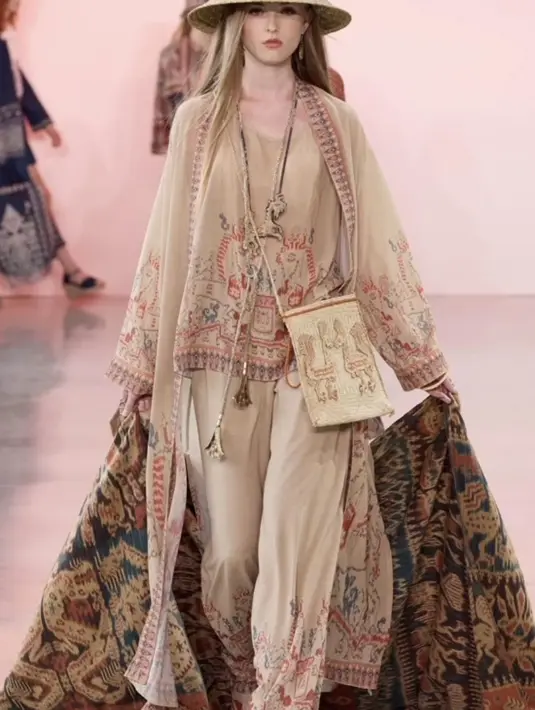 Ghea Panggabean menampilkan koleksi bertema "Mamuli Sumba" sebagai sebuah penghormatan terhadap kekuatan dan ketahanan wanita-wanita Sumba, yang menenun cerita dan warisan mereka ke dalam setiap kain penuh dengan hati. [@indonesianow_theshow]