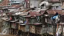 Bangunan kumuh semi permanen berjejer di bantaran Kali Ciliwung, Jakarta, Rabu (20/1). Tahun 2016 ini, Pemprov DKI Jakarta menargetkan akan melakukan penggusuran pemukiman kumuh sebanyak mungkin di Ibu Kota. (Liputan6.com/Immanuel Antonius)