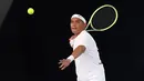 <p>Rezky Aditya berusaha mengembalikan bola dalam pertandingan tenis tunggal putra Turnamen Olahraga Selebriti Indonesia melawan Randy Pangalila yang berlangsung di Gelanggang Olahraga UNJ, Rawamangun, Jakarta Timur, Sabtu (29/7/2023). (Bola.com/Abdul Aziz)</p>
