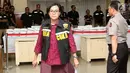 Menteri Keuangan Sri Mulyani saat melihat barang bukti kasus penyelundupan ekstasi di Mabes Polri, Jakarta, Selasa (1/8). (Liputan6.com/Immanuel Antonius)