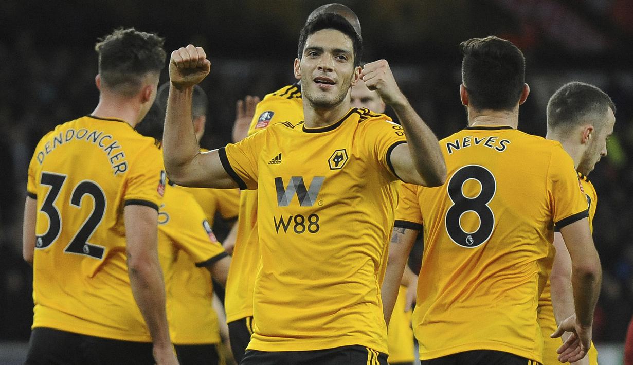 Pemain Wolverhampton Wanderers, Raul Jimenez, melakukan selebrasi usai mencetak gol ke gawang Liverpool pada laga Piala FA di Stadion Molineux, Senin (7/1). Liverpool takluk 1-2 dari Wolverhampton Wanderers. (AP/Rui Vieira)