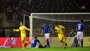 Pemain Romania, Bogdan Stancu (kiri) merayakan golnya ke gawang Italia pada laga persahabatan melawan Rumania di Stadion Renato Dall'Ara, Bologna, Rabu (18/11/2015) dini hari WIB. (AFP Photo/Giuseppe Cacace)