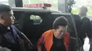 Saat diperiksa, Serefina yang mengenakan rompi oranye tampil modis dengan make-up tebal dan rambut disanggul, Rabu (20/8/14). (Liputan6.com/Herman Zakharia)