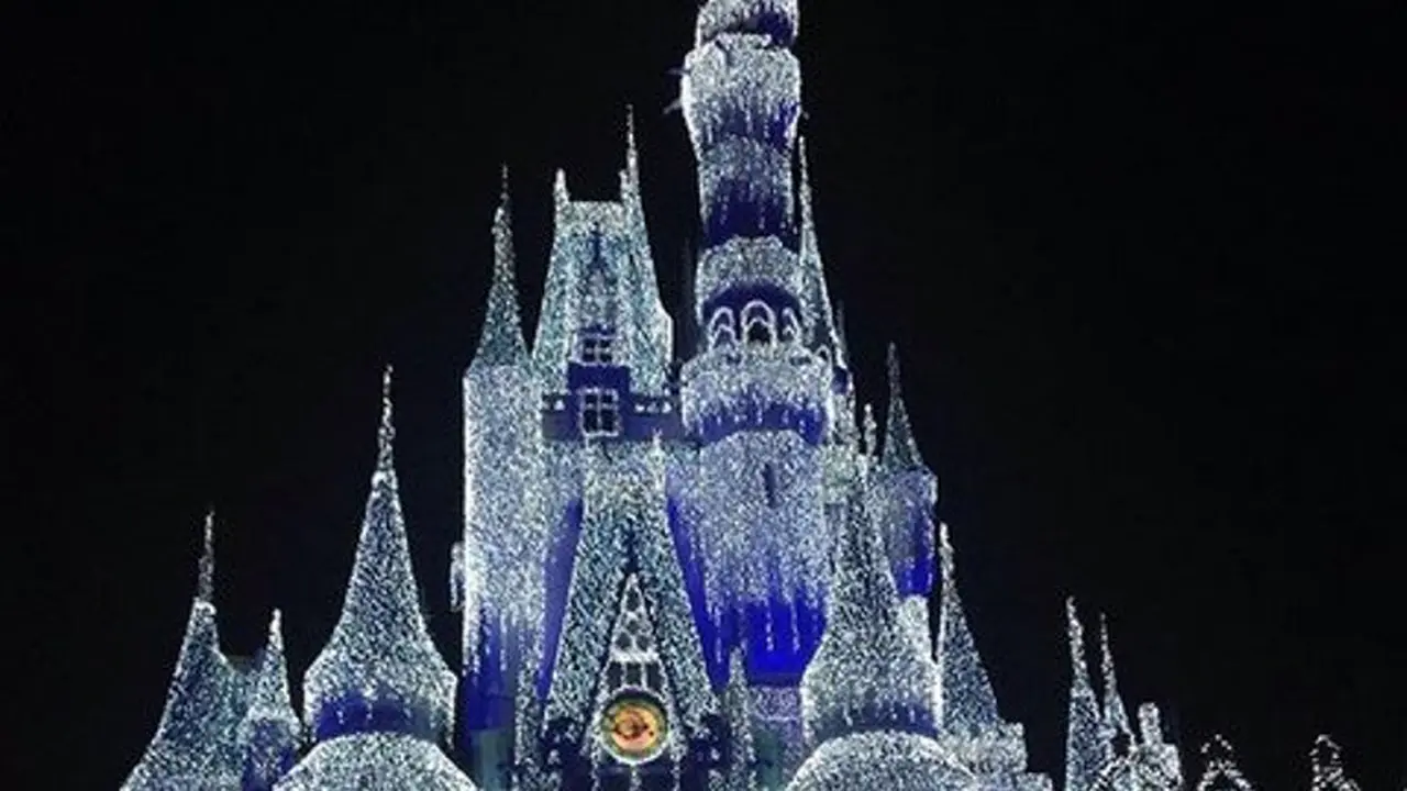 12 Lampu Natal Ini Tidak Boleh Dimatikan