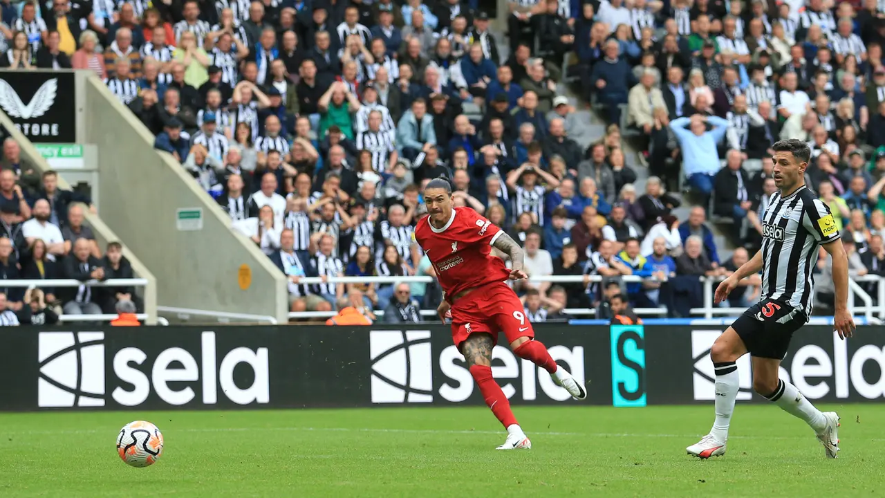Foto: Darwin Nunez Bungkam Pendukung Newcastle Setelah Bawa Liverpool Comeback Dramatis di Liga Inggris