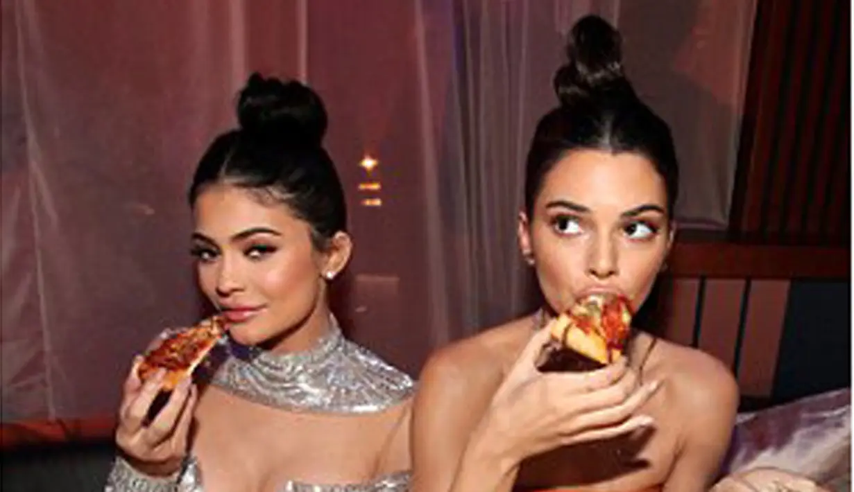 Seperti selebriti lainnya, kakak - beradik Kendall dan Kylie Jennerpun tak ingin melewati ajang Golden Globe Awards 2017. Hadir dengan tampilan yang mempesona, keduanya juga berdandan dengan gaya yang serupa. (doc.dailymail.com)