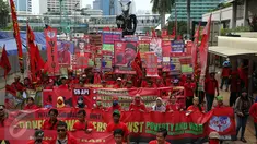 Ratusan buruh yang tergabung dalam Kongres Aliansi Serikat Buruh Indonesia (Kasbi) melakukan aksi long march membawa simbol tikus raksasa dari kawasan Bundaran HI menuju Istana Negara, Jakarta (31/10). (Liputan6.com/Johan Tallo)