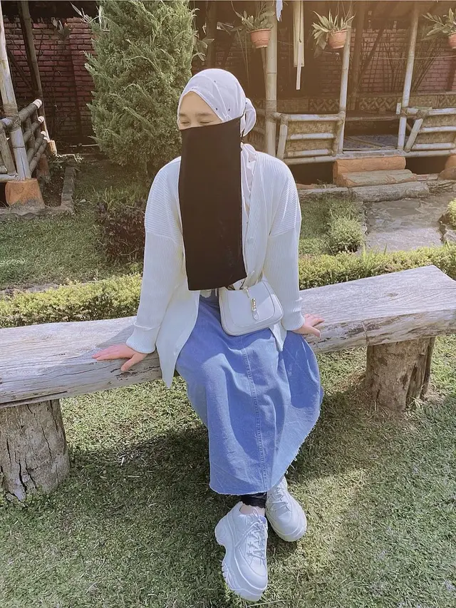 Foto Tanpa Hijab Disebar Kekasih ART, Ini 6 Potret Istri Virgoun Pakai Cadar