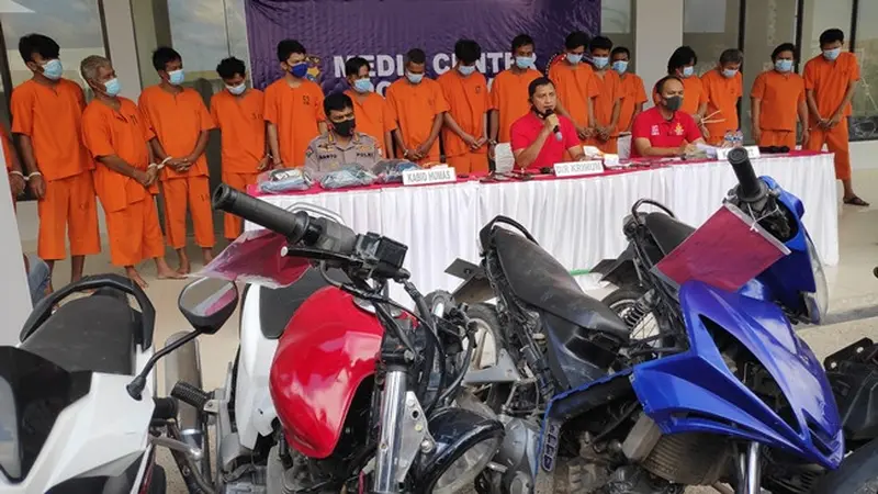 Tersangka pencurian minyak CPO dan tukang begal truk yang ditangkap Polda Riau bersama barang bukti kejahatannya.