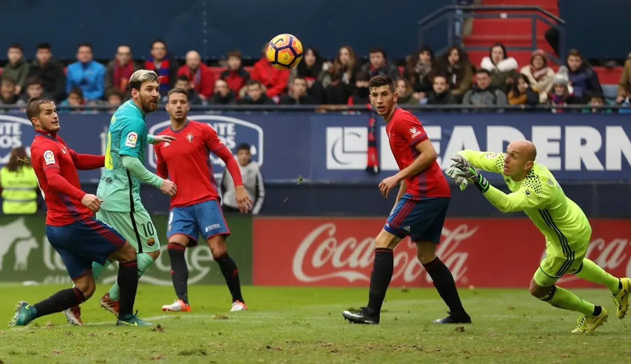 Barcelona yang menggandakan keunggulan pada menit ke-72. Lagi-lagi, Jordi Alba menjadi kreator setelah umpannya dimanfaatkan Messi menjadi gol untuk Barcelona. (AFP/Cesar Manso)
