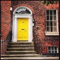 Supaya pintu depan rumahmu jadi makin cantik, ide-ide dekorasi ini yang harus diterapkan.