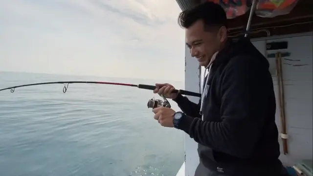 Punya Hobi Mancing, Ini 7 Momen Eza Gionino Dapat Ikan