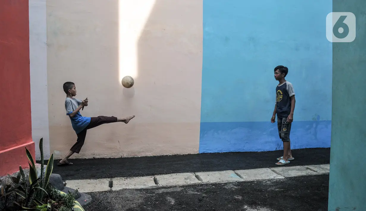 Anak-anak bermain bola di Kampung Gembira Gembrong, Cipinang Besar Utara, Jakarta Timur, Selasa (4/10/2022). Pembangunan Kampung Gembira Gembrong yang terdiri atas 138 unit rumah dampak korban kebakaran tersebut kini telah rampung dan disambut antusias oleh warga dan anak-anak setempat. (merdeka.com/Iqbal S. Nugroho)
