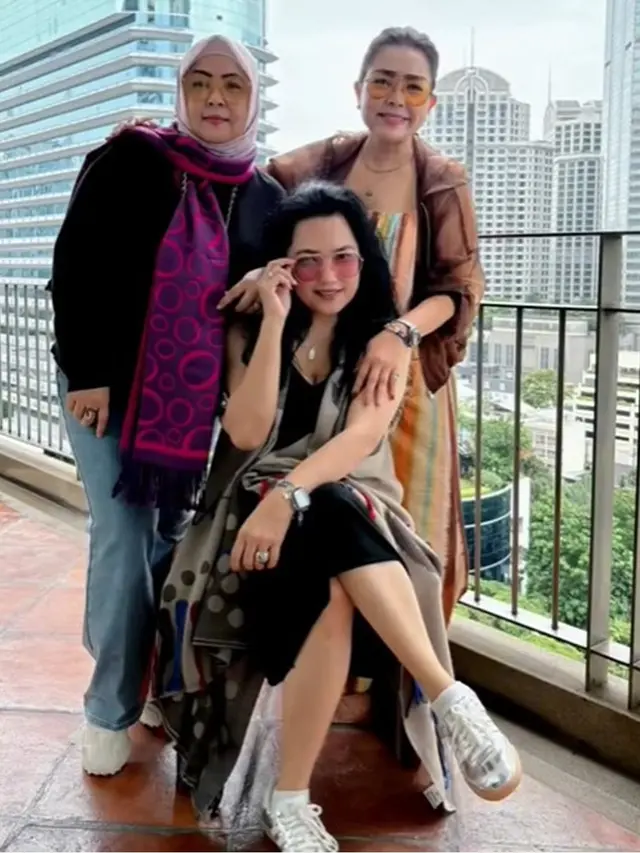 6 Potret Mayangsari Bareng Dua Saudara Perempuannya, Tampil Kompak Awet Muda