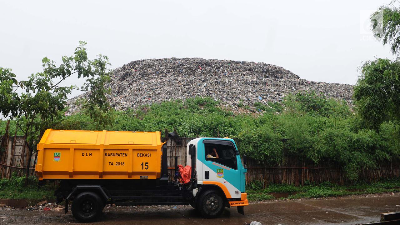 Penampakan Gunungan Sampah di TPA Burangkeng Bekasi