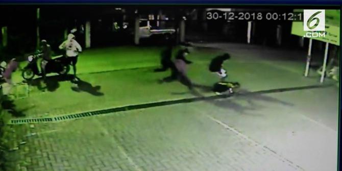 VIDEO: Lagi, Aksi Gangster di Depok Bacok Korban Terekam CCTV