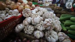 Aktivitas pedagang bawang putih di pasar Kebayoran Lama, Jakarta, Kamis (6/2/2020). Harga cabai dan bawang putih mengalami kenaikan hingga mencapai dua kali lipat akibat musim hujan. (Liputan6.com/Angga Yuniar)