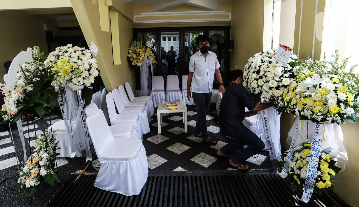 Suasana rumah duka mendiang Ketua Dewan Pers Azyumardi Azra di Perumahan Puri Laras 2, Ciputat, Tangerang Selatan, Banten, Senin (19/9/2022). Azyumardi Azra meninggal dunia di Rumah Sakit Kedah, Selangor, Malaysia, 18 September 2022 pukul 12.30 waktu setempat. (Liputan6.com/Johan Tallo)