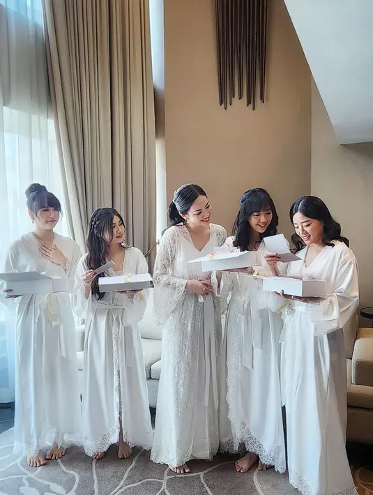 Saat bersiap, mereka kompak kenakan robe panjang warna putih senada dengan pengantin. [@@bareodds]