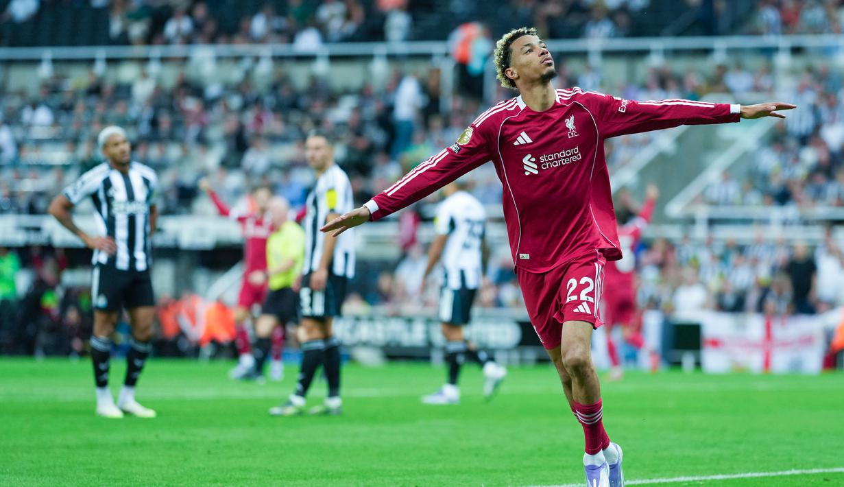 Pemain Liverpool, Hugo Ekitike, melakukan selebrasi setelah mencetak gol ke gawang Newcastle United pada pekan kedua Liga Inggris di St James’ Park, Selasa (26/8/2025) dini hari WIB. (AP Photo/Jon Super)