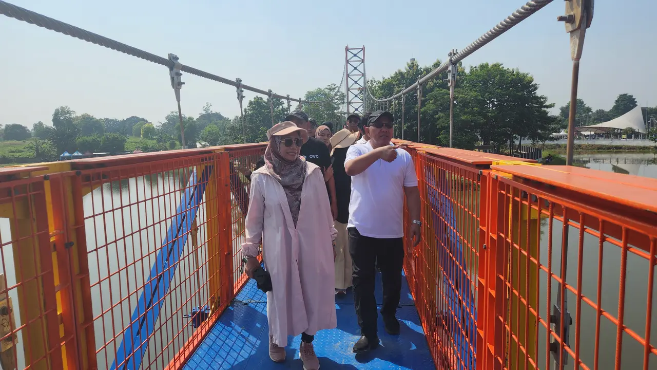 Wali Kota Depok Menaiki Jembatan Gantung di Taman Alun-Alun dan Hutan Kota Wilayah Barat