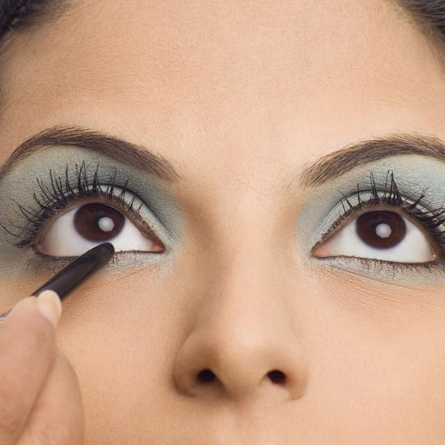 8 Kesalahan Memakai Eyeliner Yang Bikin Riasan Tak Sempurna Fashion Beauty Liputan6 Com