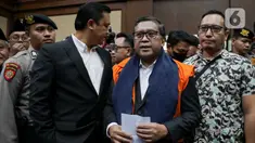 Tersangka kasus dugaan suap pengurusan penggantian antar-waktu anggota DPR untuk Harun Masiku dan perintangan penyidikan (obstruction of justice), Hasto Kristiyanto (kedua kanan) bersiap menjalani sidang pembacaan dakwaan di Pengadilan Tindak Pidana Korupsi, Jakarta, Jumat (14/3/2025). (Liputan6.com/Herman Zakharia)