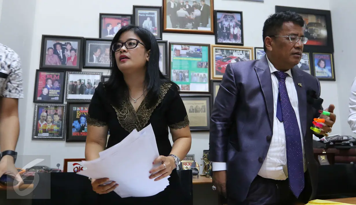Dirut PT Rizki Abadi Jaya Anugerah, Lidia kurniawati bersama pengacara Hotman Paris usai menggelar jumpa pers terkait permen jari yang diduga mengandung narkoba, Jakarta, Senin (17/10). (Liputan6.com/Angga Yuniar)