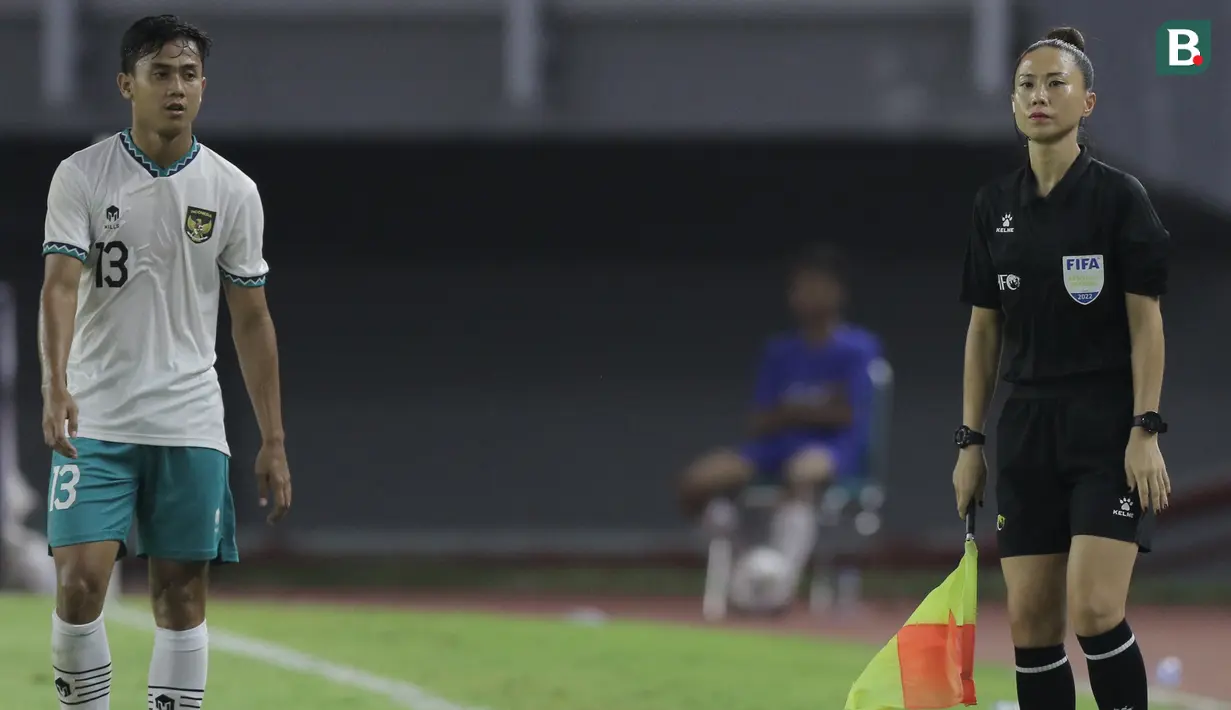 Laga Timnas Indonesia U-20 saat melawan Hong Kong menjadi kali kedua ia tampil sebagai asisten wasit diajang ini. (Bola.com/Ikhwan Yanuar)